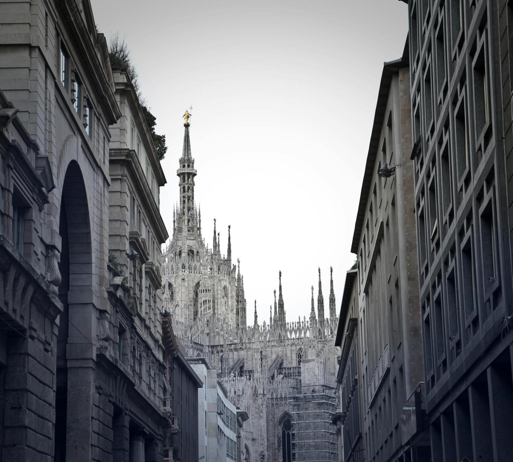 The White Jungle - San Babila Attic Apartment Milan Bagian luar foto